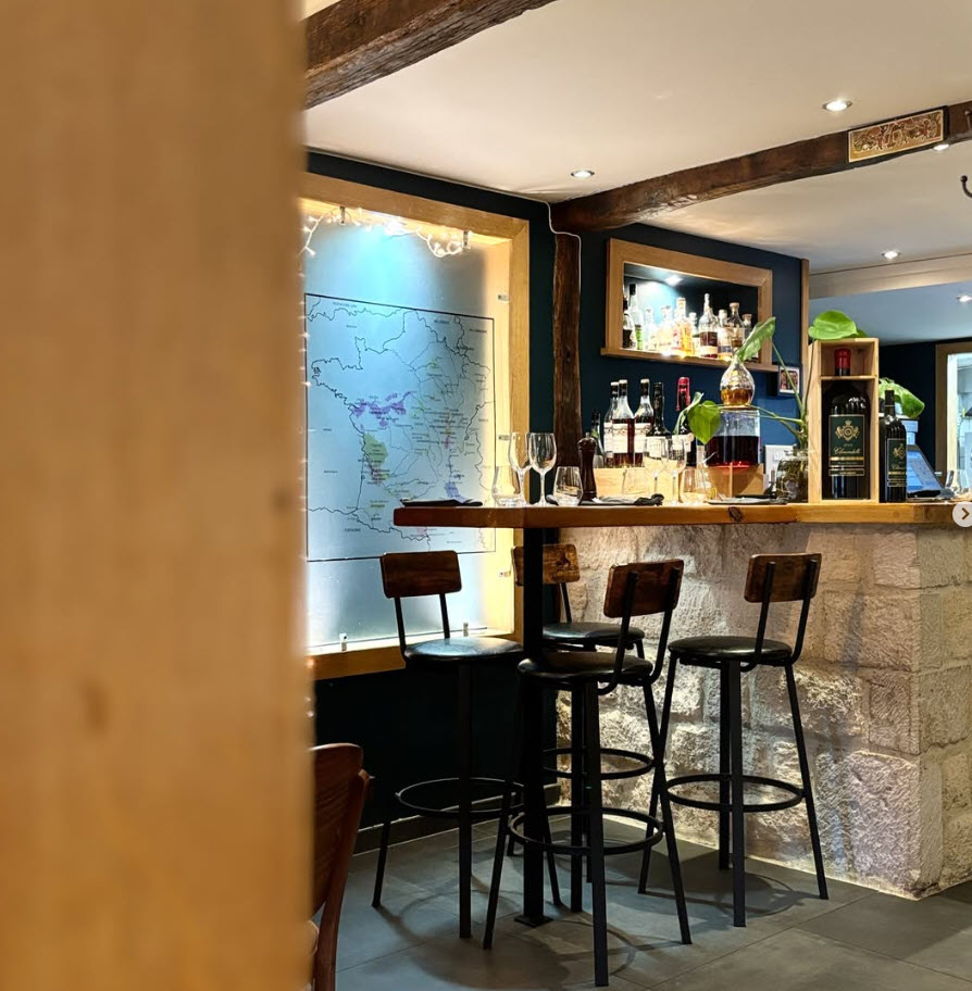 Le bar chaleureux de l'Auberge Saint Maclou