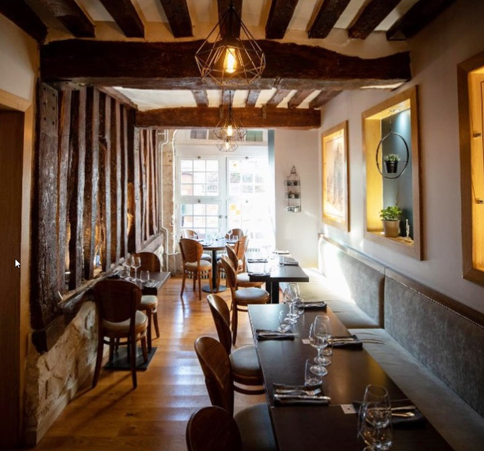 Salle historique aux poutres apparentes de l'Auberge Saint Maclou