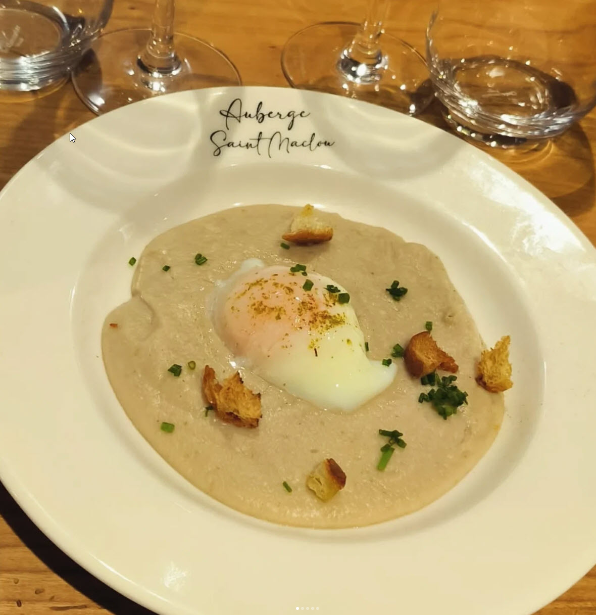 Œuf parfait et velouté servi au restaurant